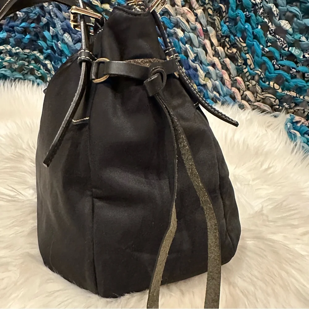 Dooney & Bourke Large Nina Shoulder Handbag Black Nylon Fuschia Lining - Picture 6 of 16